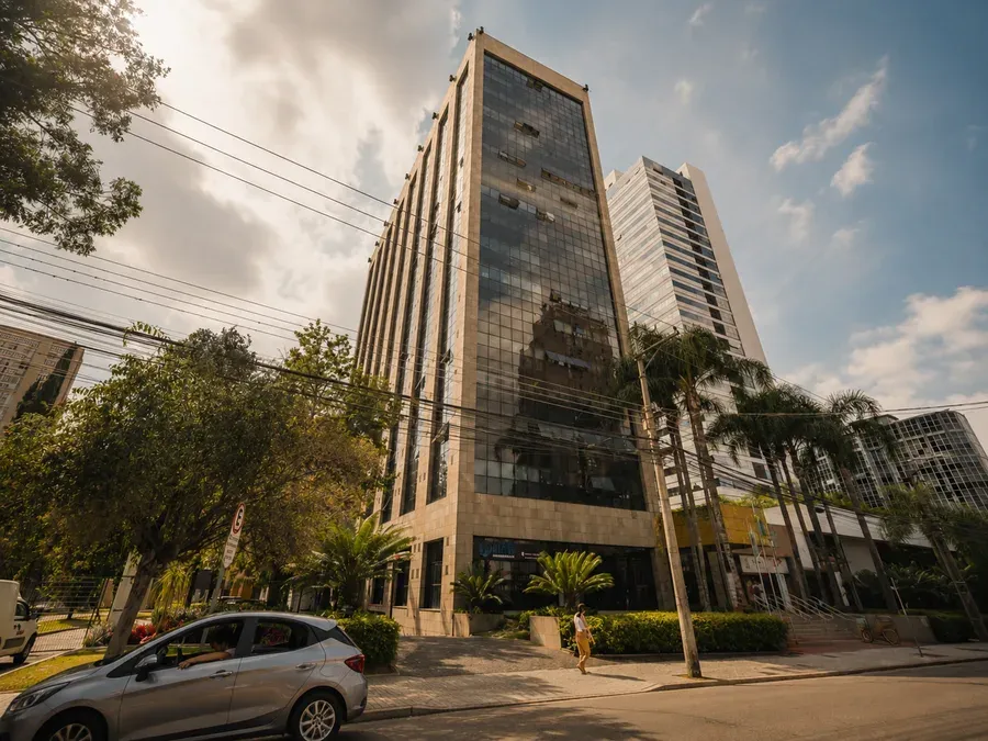 Fachada do Edifício Centro Comercial Cândido de Abreu, sede do Oshima & Maciel Advogados no Centro Cívico de Curitiba