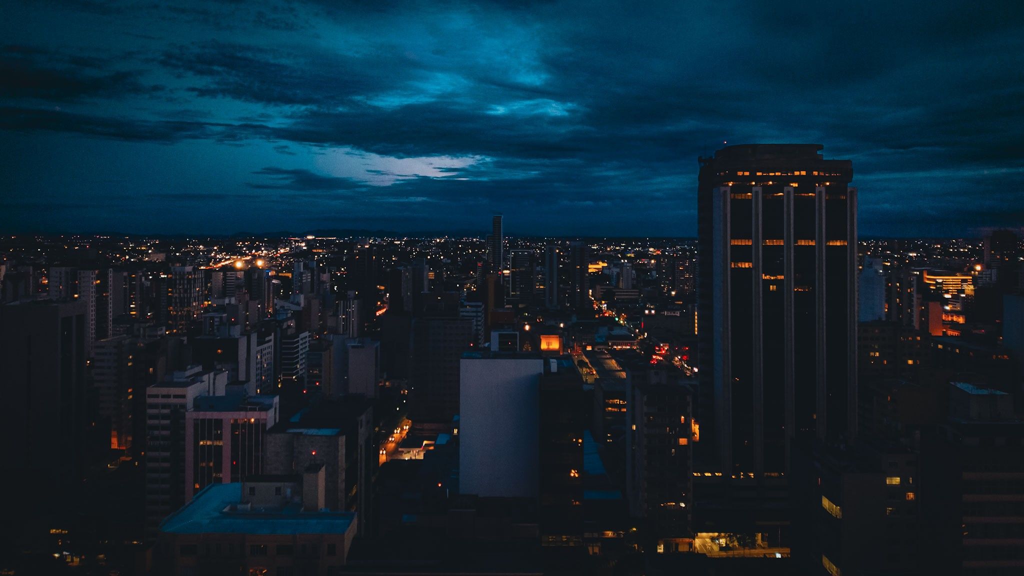Vista noturna do centro de Curitiba