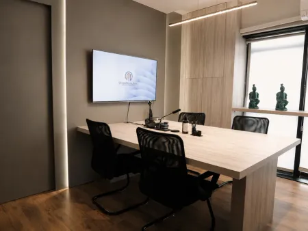 Sala de reuniões do escritório Oshima & Maciel Advogados